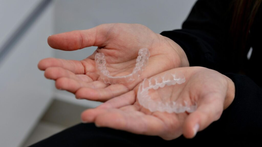 تقويم الأسنان الشفاف كم مدته؟